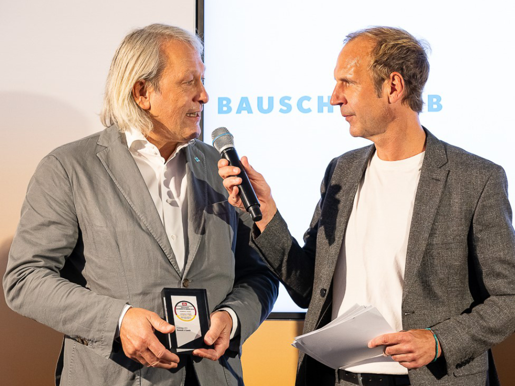 Ralf Felix Gotter (links), Senior BU Director Vision Care DACH bei Bausch + Lomb, im Gespräch mit Thorsten Knippertz von ntv, dem Moderator des Deutschen Gesundheits-Awards 2025