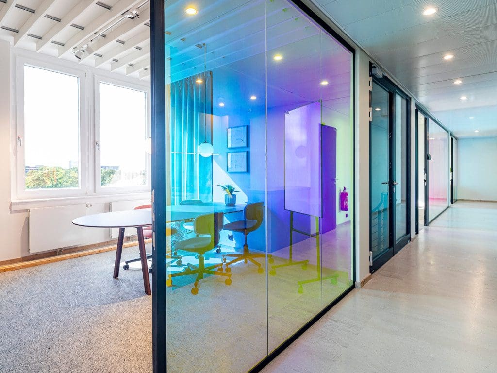 Arbeitsplatz in neuer Fielmann-Firmenzentrale