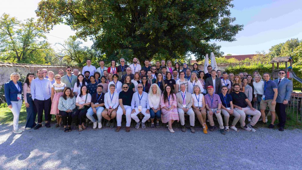 Gruppenbild der über 80 Teilnehmer des 13. internationalen Weiterbildungskongresses für Augenoptik/Optometrie am 20. und 21. September in Benediktbeuern