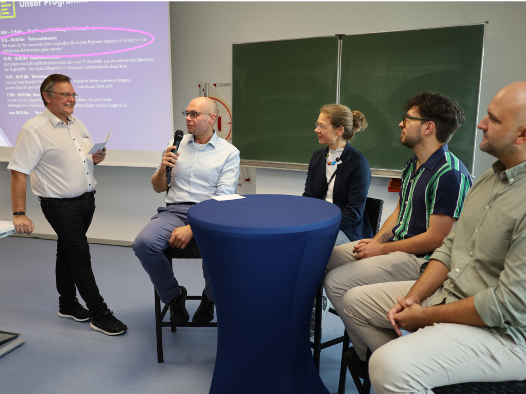Teilnehmende beim Optonia Karrieretag 2025 in Diez auf der Podiumsdiskussion mit ehemaligen Meisterschülern, die über ihre Karrierewege und den Wandel im Berufsbild sprachen.