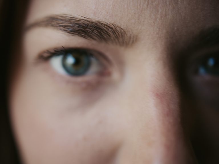 Nahaufnahme vom Auge einer Frau