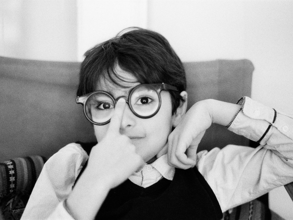 Schwarz-Weiß-Nahaufnahme eines Mädchens mit Brille