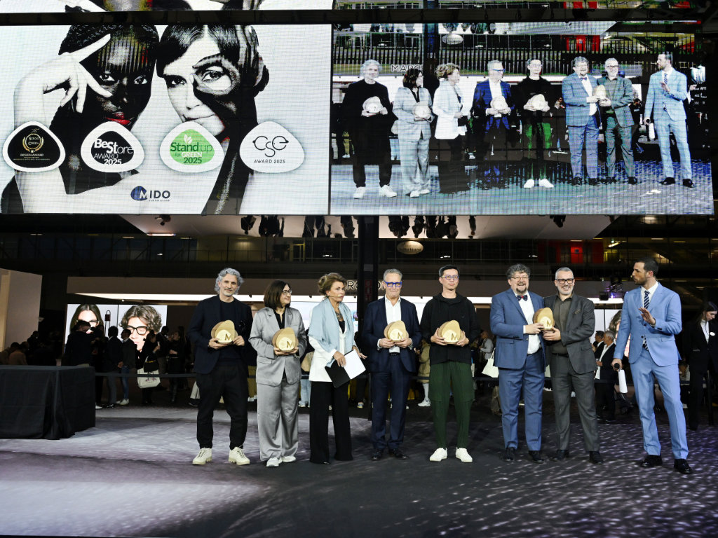 Preisträger der Mido-Awards 2025 posieren mit der Präsidentin von Mido und Anfao, Lorraine Berton (3. von links) und dem italienischen Schauspieler Simone Lijoi (ganz rechts)