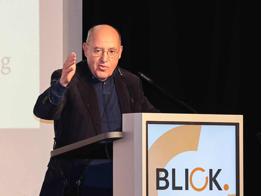 Dr. Gregor Gysi auf der Bühne bei seiner Rede beim Blick. 2025, Verbandstag des AOV NRW
