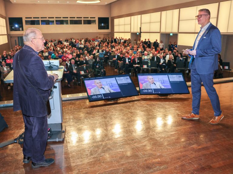 Dr. Gregor Gysi und Thomas Heimbach auf der Bühne beim Blick. 2025, Verbandstag des AOV NRW