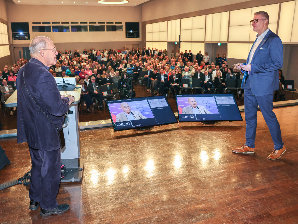Dr. Gregor Gysi und Thomas Heimbach auf der Bühne beim Blick. 2025, Verbandstag des AOV NRW