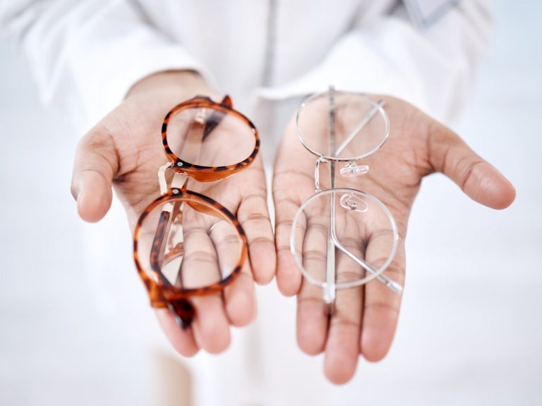 Hand mit zwei Brillen drauf