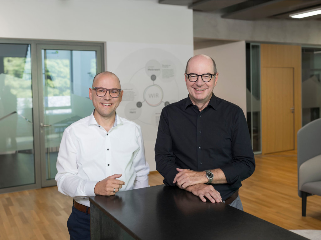 Der aktuelle Brillen-Profi-Geschäftsführer Gerhard Langseder (rechts) mit dem zukünftigen Brillen-Profi-Geschäftsführer Bastian Schnuchel (links)