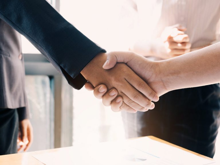 Nahaufnahme von Geschäftsleuten beim Händeschütteln