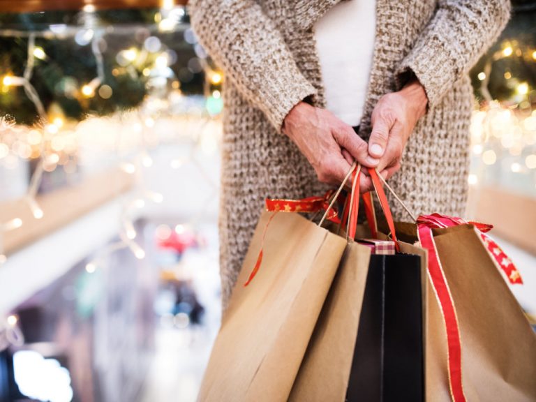 Hand einer Frau mit Einkaufstaschen
