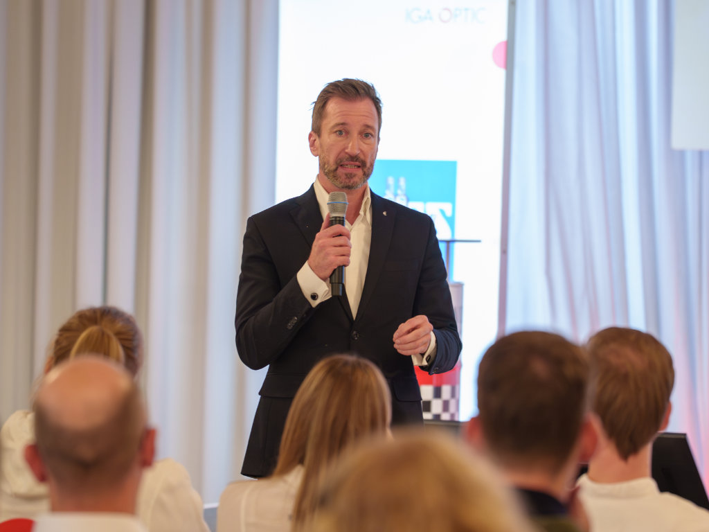 René Borbonus bei seinem Vortrag zum Thema Klarheit und Sprache auf dem IGA Optic-Teamforum in Köln