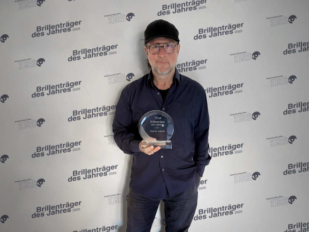 Bjarne Mädel hält die Auszeichnung zum „Brillenträger des Jahres 2025“ in Händen