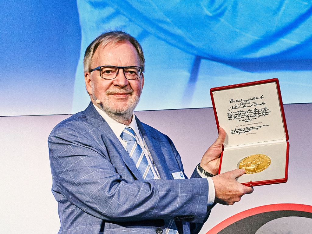 Dr. Wolfgang Wesemann mit der Duncker-Medaille des KGS auf dem Spectaris-Trendforum am 3. November in Berlin