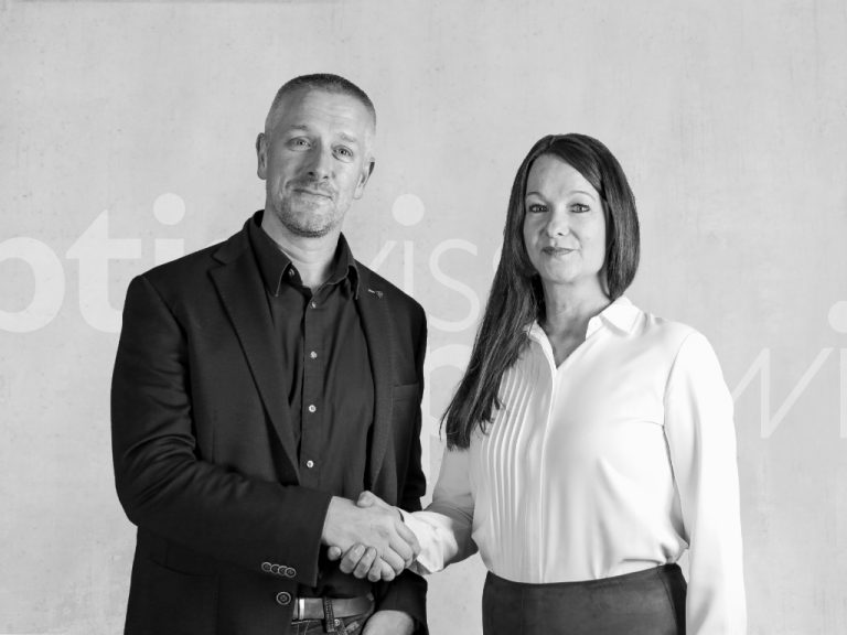 Von links: Stephan Sachau und Birte Rudat als Vertriebsmitarbeiter von Optiswiss in Norddeutschland