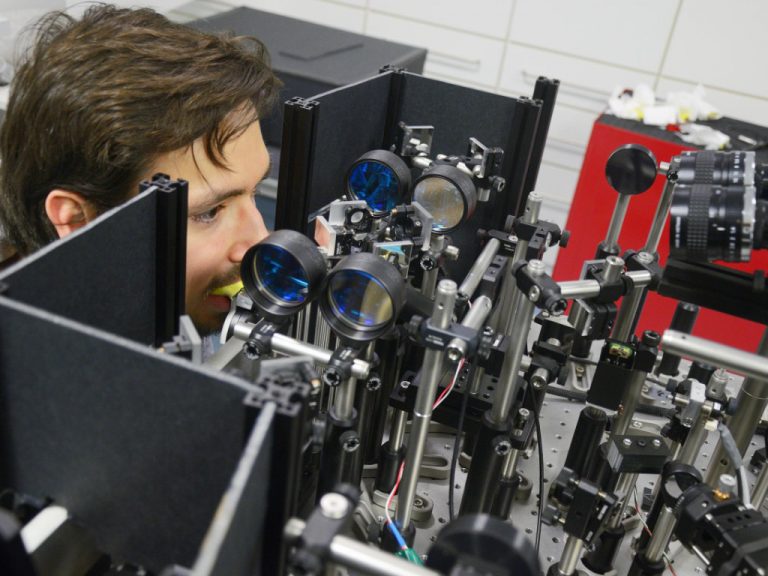 Maximilian Freiberg beim Blick ins offene bSLO-System während der Bildgebung