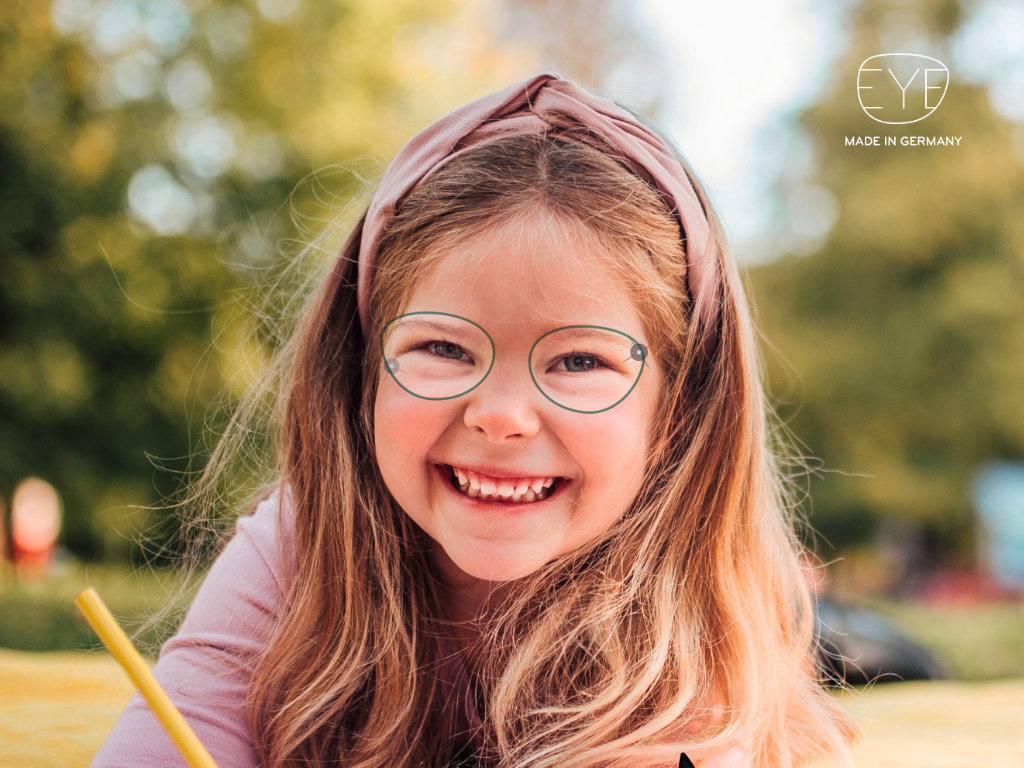 Lachendes Mädchen mit aufgemalten Brillengläsern