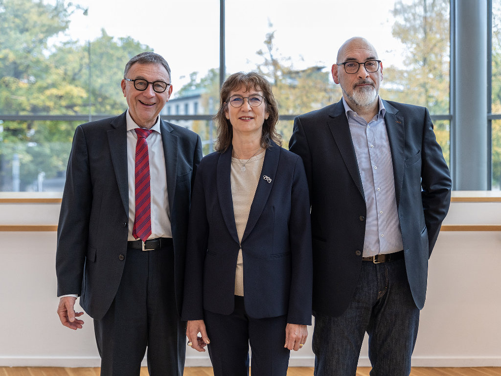 Von links: ZVA-Präsident Christian Müller, IVBS-Präsidentin Beate Göpel und Stephan Hirschfeld, Vorsitzender VDCO auf dem Tag der Optometrie 2025