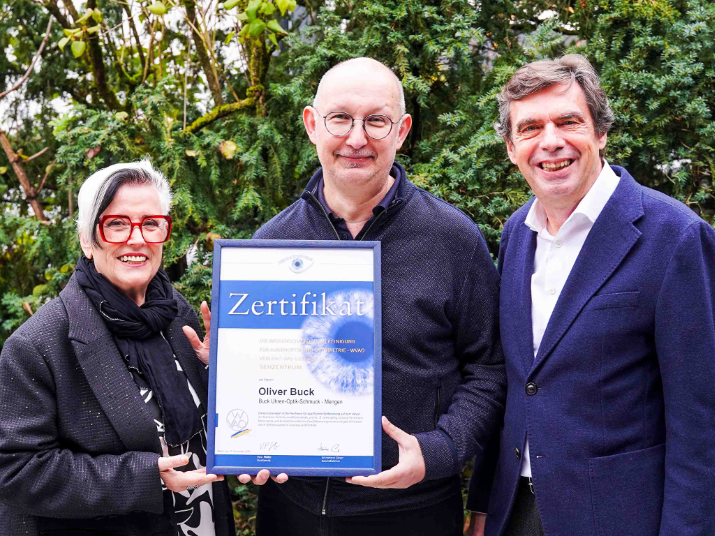 Von links: Vera Pfeifer, Oliver Buck und Hartmut Glaser bei der Überreichung des Sehzentrum-Gütesiegels in Mengen am 5. November 2025