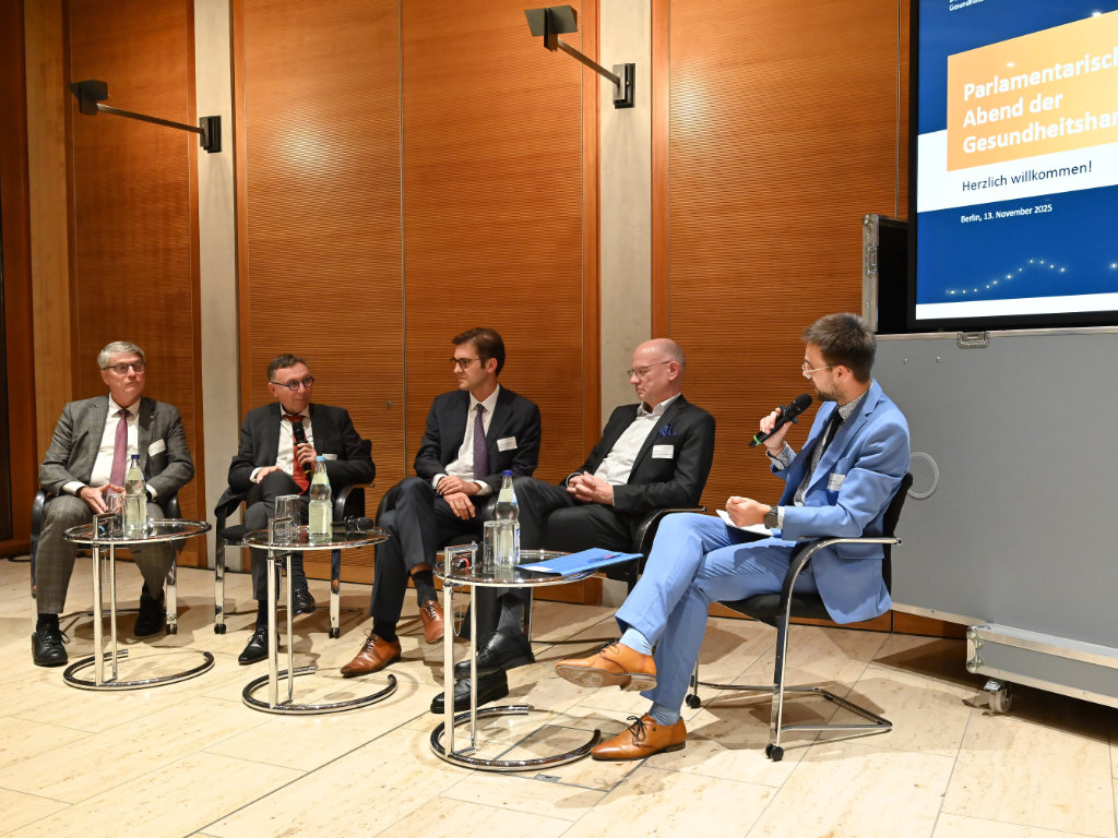 Von links: Dominik Kruchen, Christian Müller (ZVA-Präsident), Dr. Stephan Pilsinger, Alf Reuter und Markus Schäfer beim Treffen der Gesundheitshandwerke in Berlin am 13. November 2025