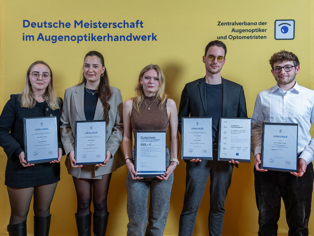v.l.: Rebecca Maas aus Niedersachsen, 2. Bundessiegerin, Fabienne Latz aus dem Saarland, 3. Bundessiegerin, Samantha Samira Becker aus Bremen, Gewinnerin des Sonderpreises „Low-Vision- Beratung“), Fin Ronan Poll aus Mecklenburg-Vorpommern, 1. Bundessieger und Gewinner des Sonderpreises „Gleitsichtexperte“, Noah-Constantin Jung aus Rheinland-Pfalz, Gewinner des Sonderpreises „Die gute Form im Handwerk“