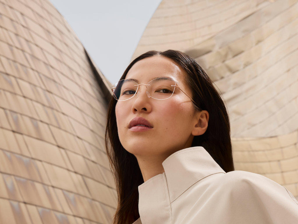 Vor dem Guggenheim-Museum Bilbao fotografiertes Kampagnen-Motiv zeigt ein weibliches Model mit Titan-Brillenfassung von Silhouette
