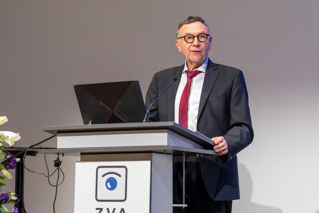 Eine Person am Rednerpult hält eine Ansprache, im Vordergrund ist das ZVA-Logo sichtbar.