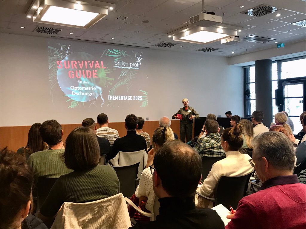 Branchenexpertin Petra Lindner moderiert bei der Brillen-Profi-Roadshow 2025 das Schwerpunktthema „Survival-Guide durch den Optometrie-Dschungel“