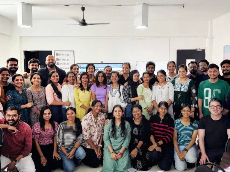 Gruppenbild von indischen Augenoptikern, die von Brillen.de in Indien für die Arbeit in Deutschland ausgebildet werden