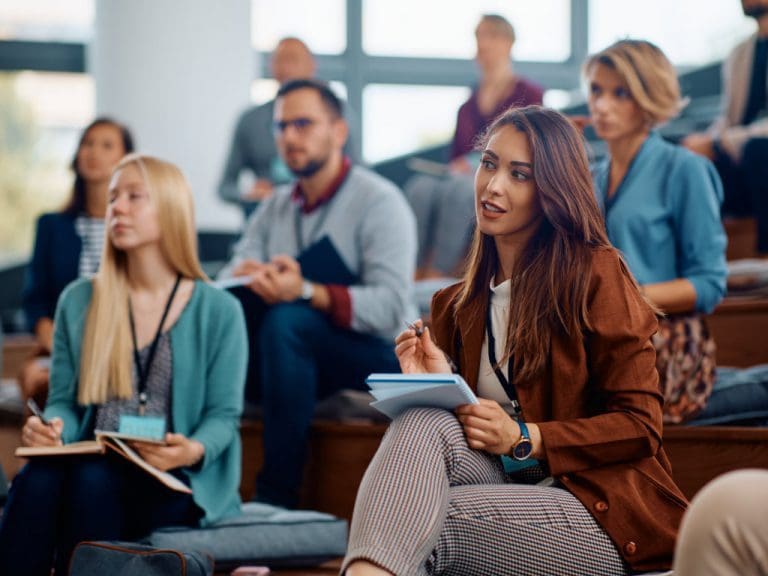 Junge Studenten hören Vortrag in einem Hörsaal zu