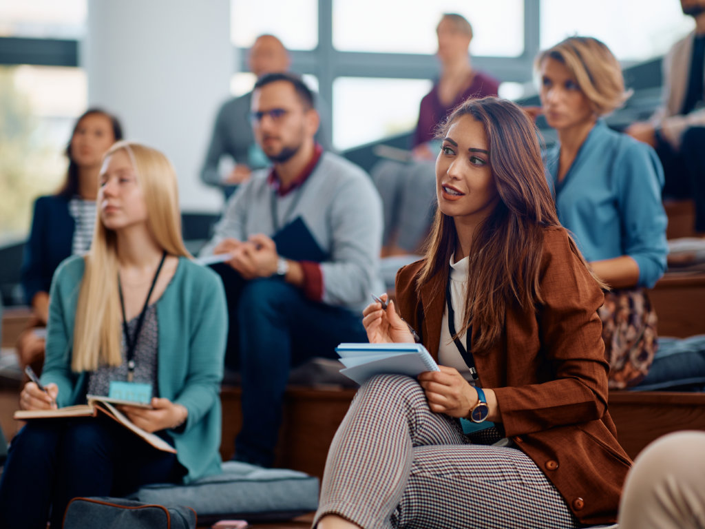 Junge Studenten hören Vortrag in einem Hörsaal zu