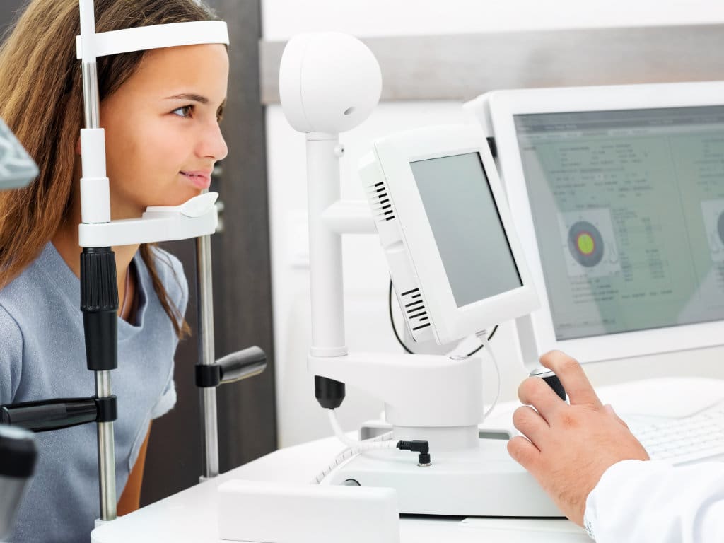 Mädchen beim Augenscreening