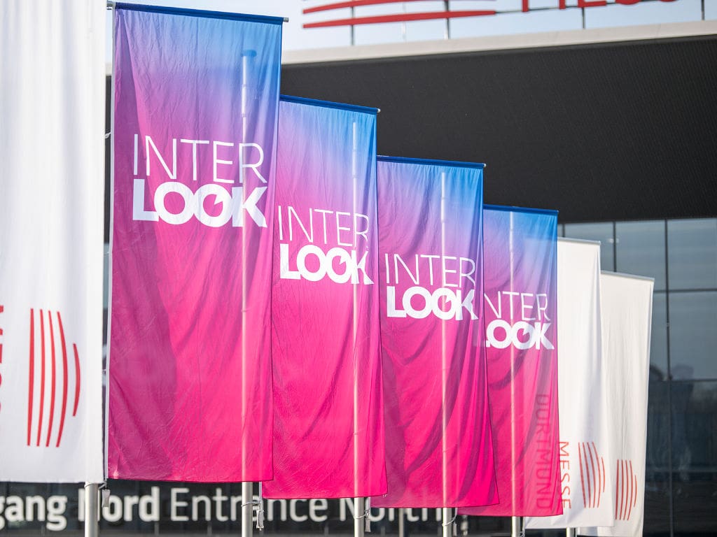Wehende Banner der Augenoptik-Messe Interlook