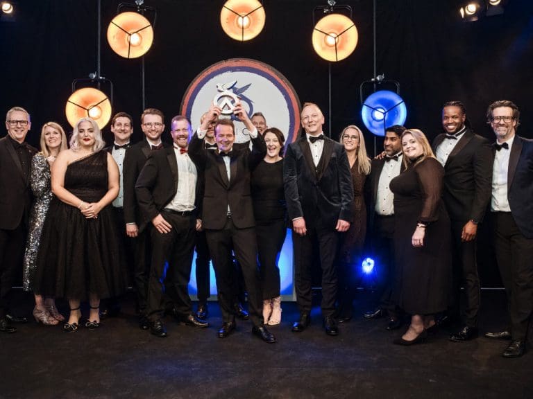 Rodenstock-UK-Team als Preisträger auf der Bühne bei den Optician Awards 2025