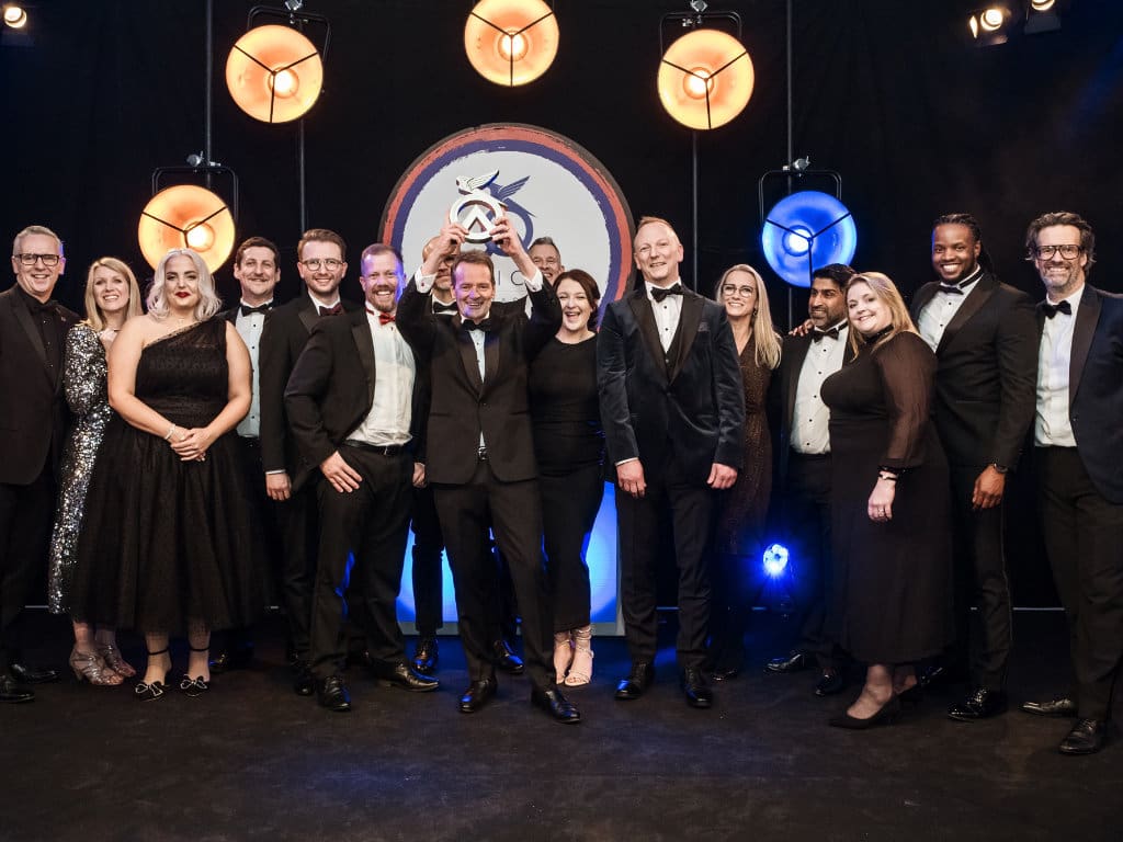 Rodenstock-UK-Team als Preisträger auf der Bühne bei den Optician Awards 2025