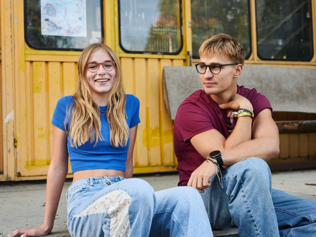 Kampagnenmotiv zur neuen Brillenmarke Just Milo von Breitfeld & Schliekert zeigt zwei Junge Erwachsene