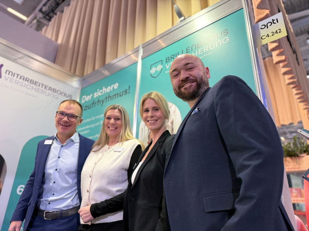 Von links: Kay Stamer, Anja Pommerening, Jacqueline Vogelsang und Tobias Packheiser von Brillenversicherung Deutschland auf der Opti 2026