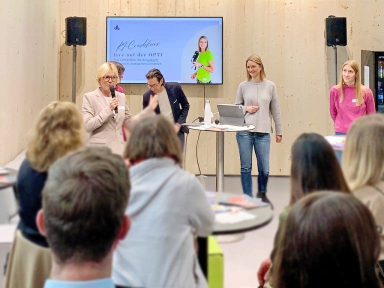 v.l.: Prof. Dr. Anna Nagl (Hochschule Aalen) und Susanne Jansen (Digitale Bildungsreise) bei ihrem Vortrag „KI kompakt-Crashkurs“ auf der Opti 2026