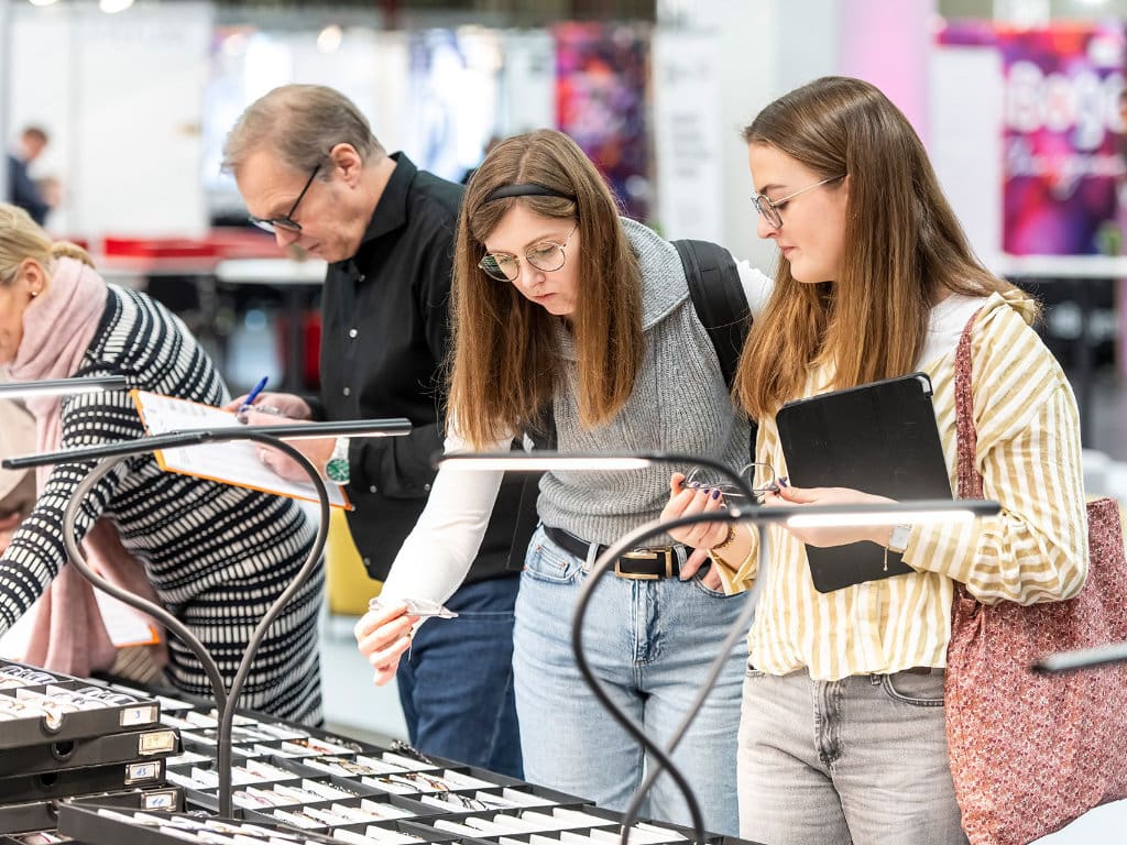 Besucher an einem Messetand auf der Interlook 2026