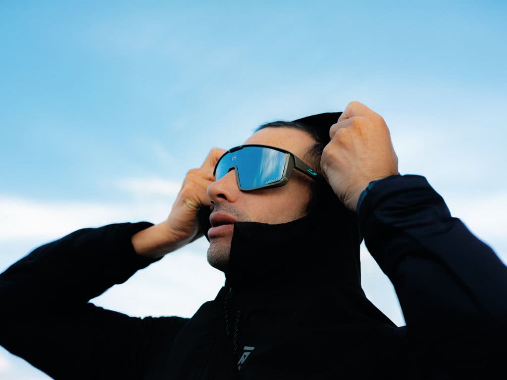 Bergsportler Kilian Jornet blickt gen Himmel mit einer Julbo-Sportbrille