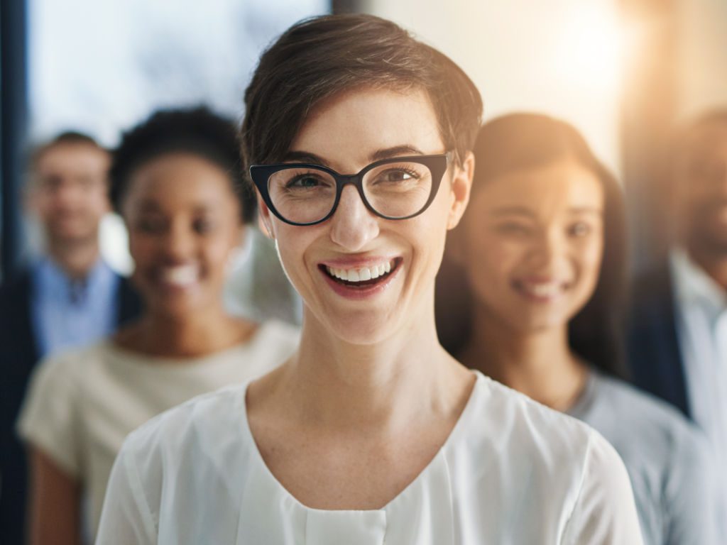 Mehrere Personen als Teil eines glücklichen Teams