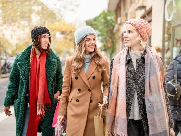 Drei Frauen beim Shopping