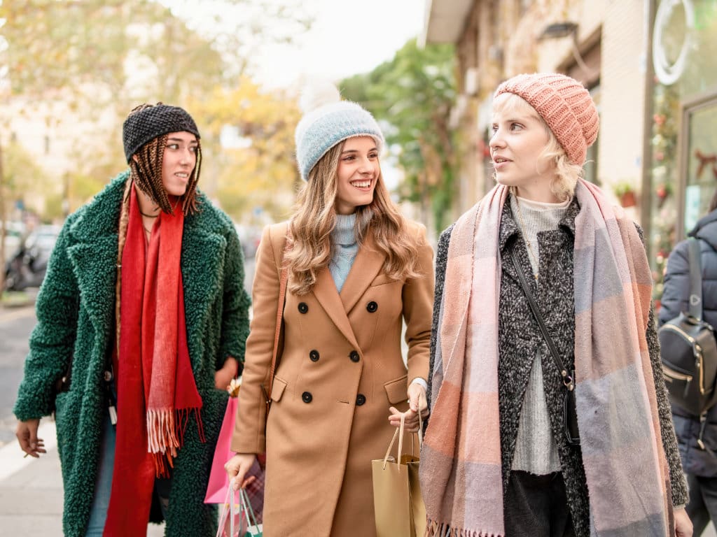 Drei Frauen beim Shopping