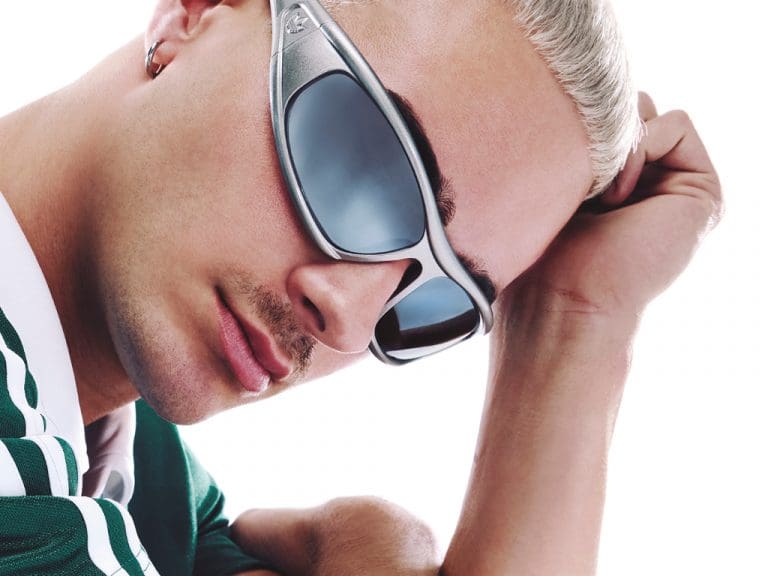 Männliches Model trägt graue Wraparound‑Brille von Marcolin/Adidas Eyewear