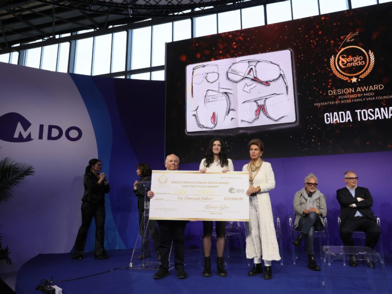 Giada Tosana aus Brescia (Bildmitte) als Siegerin des Sergio Cereda Design Award 2026