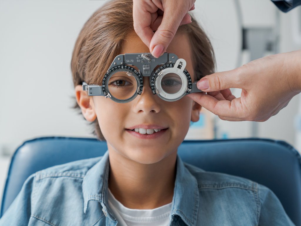 Junge bekommt Messbrille aufgesetzt