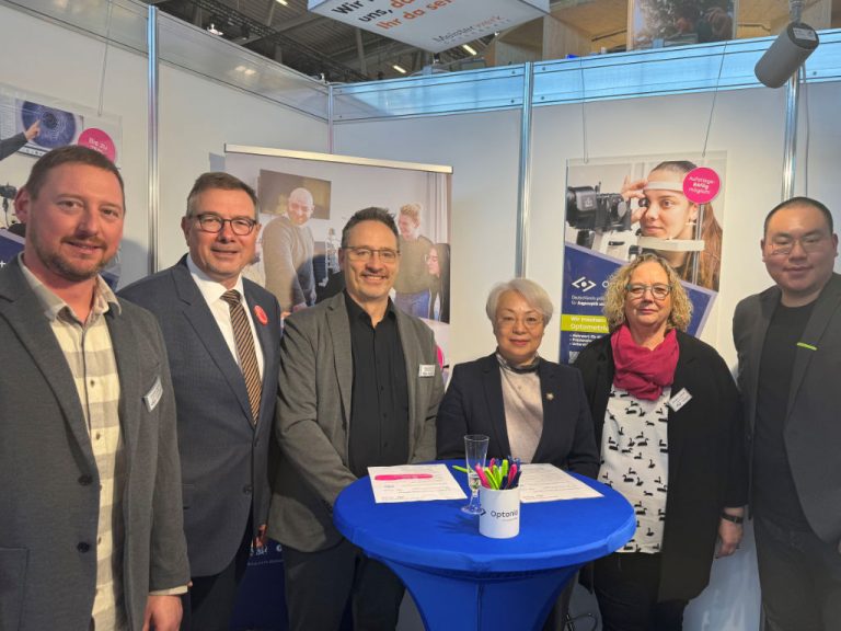 Von links: Christian Hering, Fritz Paßmann, Holger Werner, Jenny Wang, Alexandra Schmidt, Simon Song am Optonia-Stand auf der Messe Opti 2026