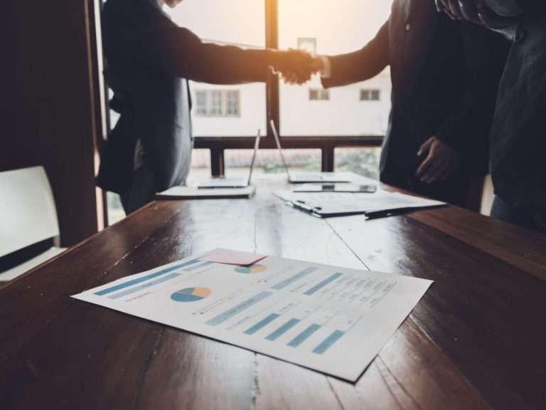 Geschäftlicher Handschlag zur Vertragsunterzeichnung