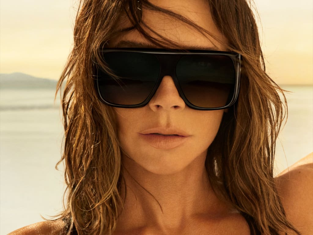 Victoria Beckham trägt als Model eine Sonnenbrille ihrer eigenen Kollektion von Safilo