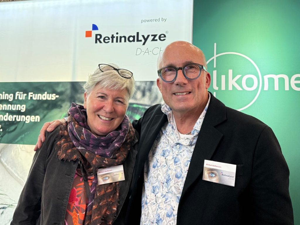 Barbara und Michael Anthonsen von Retinalyze an ihrem Stand auf der Opti in München