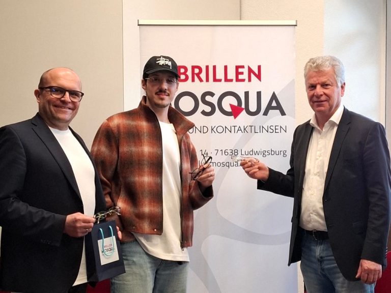 Von links: Markus Stammberger, RIN und OB Jürgen Kessing im Rathaus von Bietigheim Brillen-Mosqua bei der Übergabe der Brillenspende zur Aktion von Brillen-Mosqua